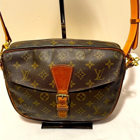 LV MONO CROSSBODY IN GOOD CONDITION used but lovely bag - Picture 3 of 13